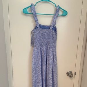 Super cute midi dress.